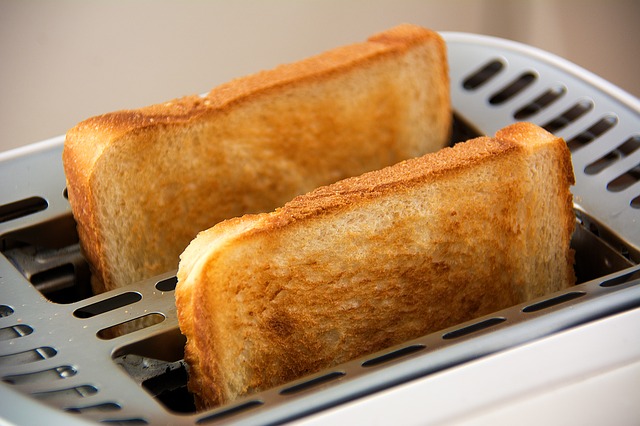 Zwei fertige Toast in Toaster